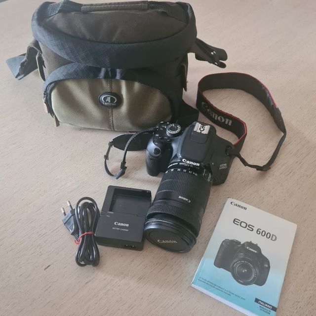 macchina fotografica canon 600d con obiettivo