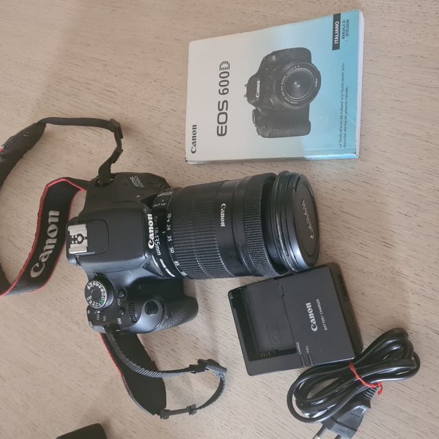 macchina fotografica canon 600d con obiettivo
