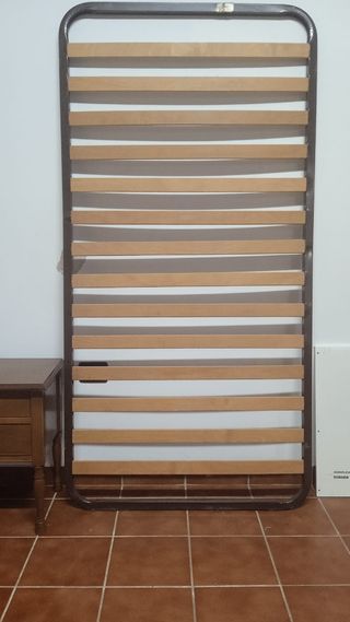 Cama de madera de 90, y mesa de noche