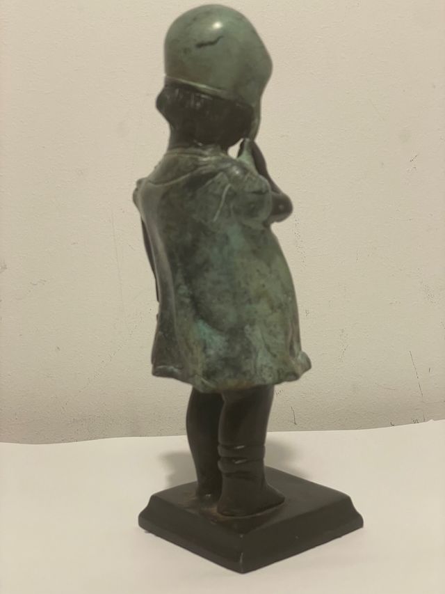 Escultura figura bronce niña sin zapato