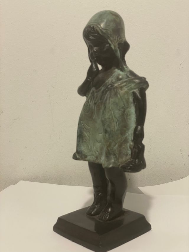 Escultura figura bronce niña sin zapato