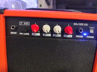 774 3rd Avenue Amplificador de práctica de guitar