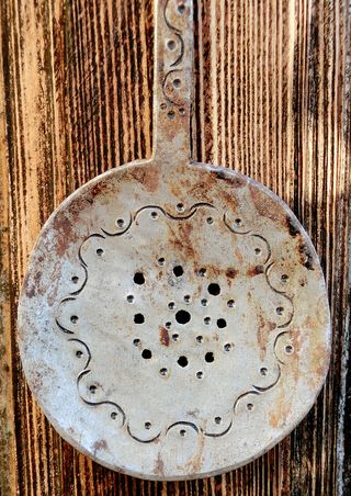 ANTIGUA ESPUMADERA HIERRO FORJADO COLECCIÓN RARA