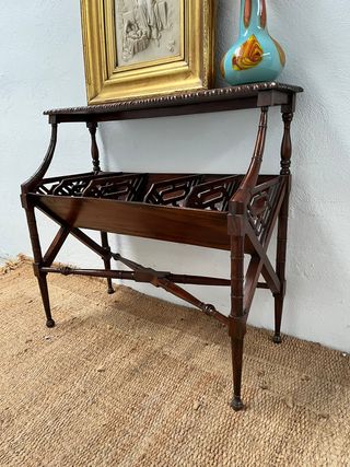 Mueble auxiliar revistero.