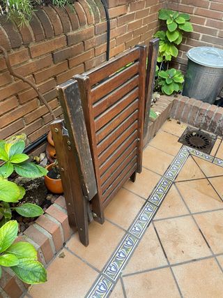 Mesa y silla tumbonas de exterior