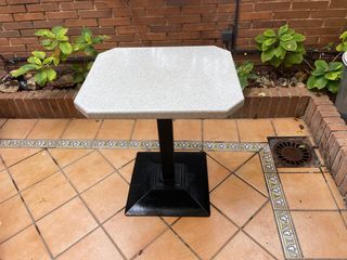Mesa y silla tumbonas de exterior