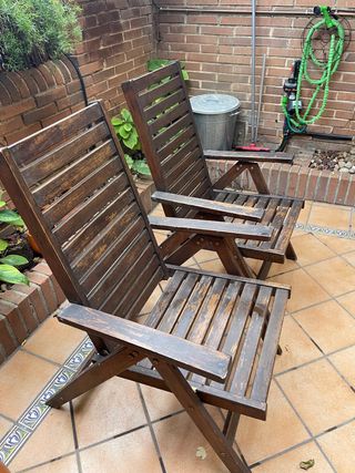 Mesa y silla tumbonas de exterior