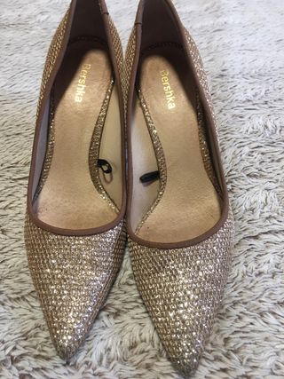 Zapatos dorados de brillo