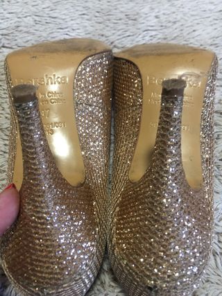 Zapatos dorados de brillo
