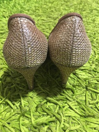 Zapatos dorados de brillo