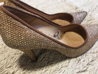 Zapatos dorados de brillo