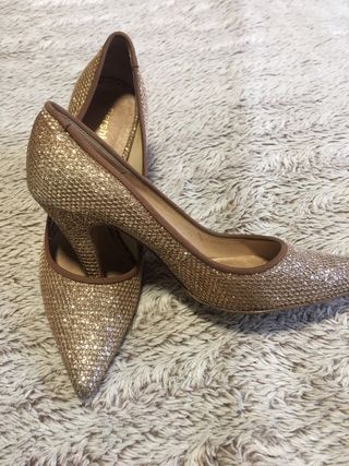 Zapatos dorados de brillo