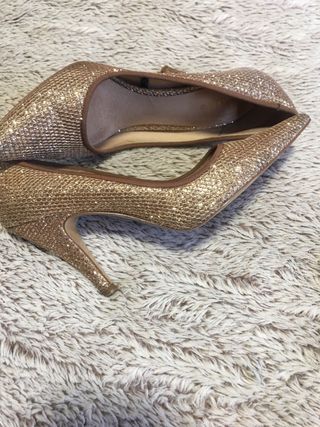Zapatos dorados de brillo