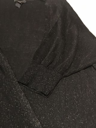 Bonita chaqueta cruzada negra con brillo