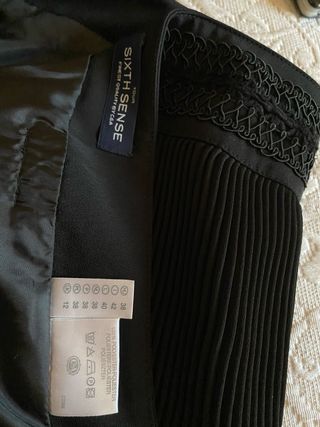 Elegante falda negra plisada, con pasamanería