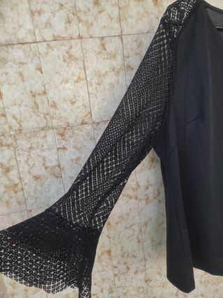 Blusa con mangas acampanadas