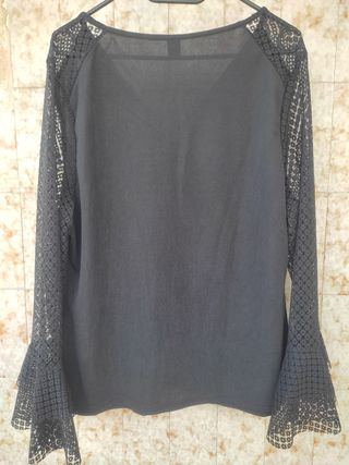 Blusa con mangas acampanadas
