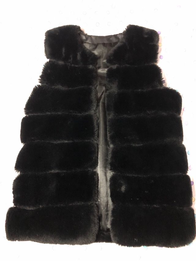 Chaleco de pelo y mujer