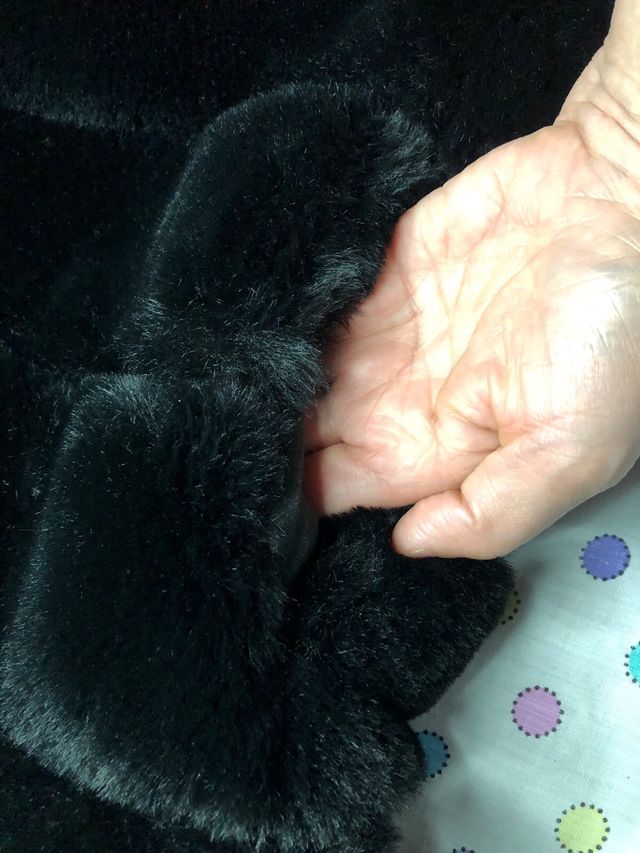 Chaleco de pelo y mujer