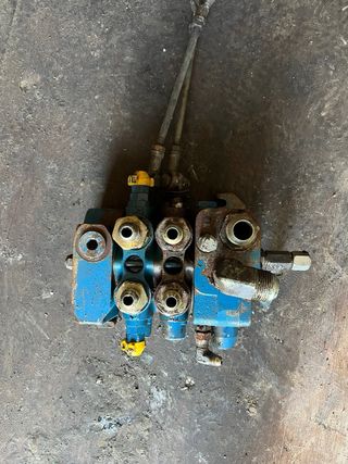 distribuidor komatsu wb 93 R2