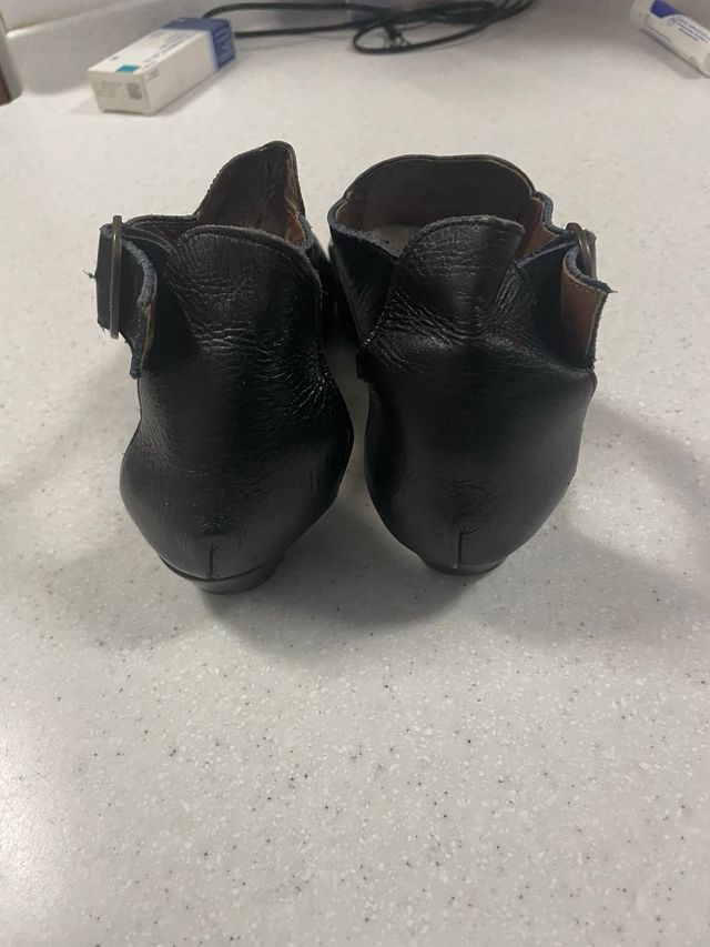 Sandalias tobilleras negras y doradas