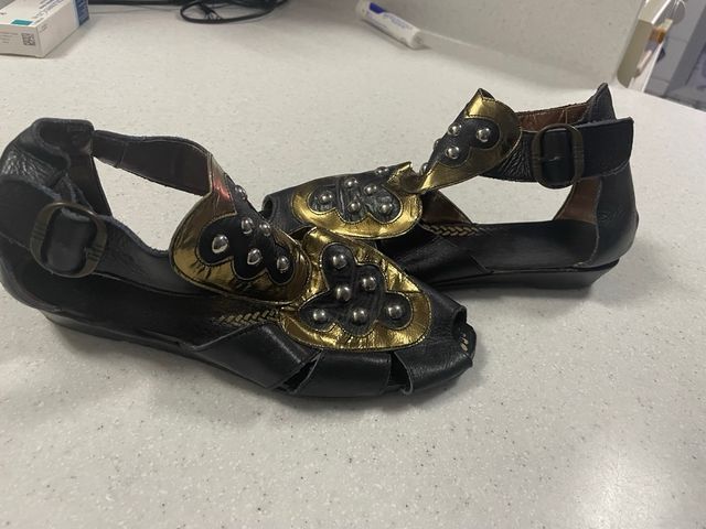 Sandalias tobilleras negras y doradas