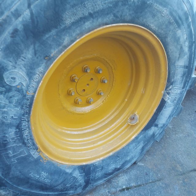 llanta trasera vaterpillar 428d