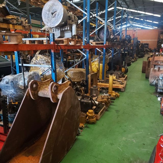 llanta trasera vaterpillar 428d