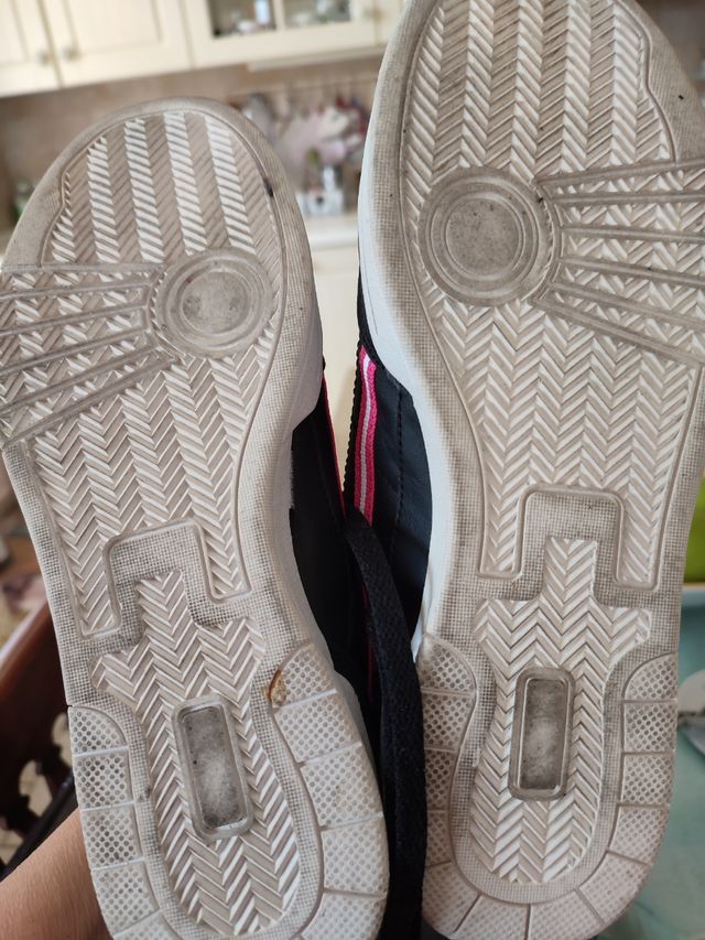 Scarpe da ginnastica nere e fucsia