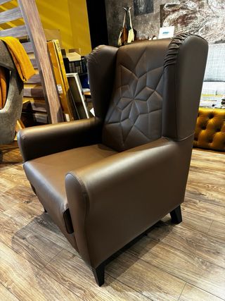 Butaca orejera Piel Marrón