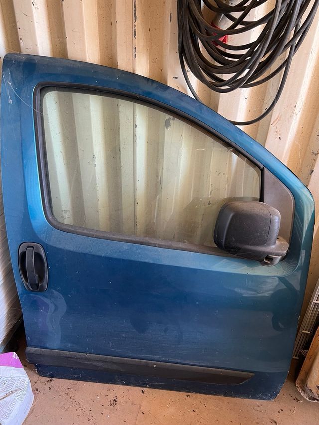 Puerta delantera derecha peugeot biper