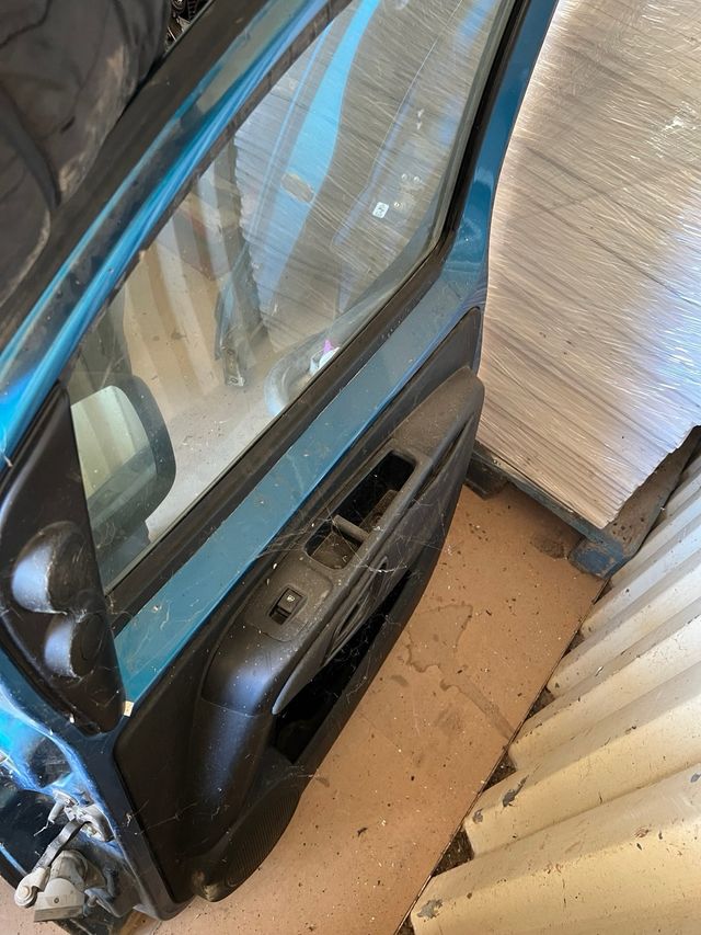 Puerta delantera derecha peugeot biper