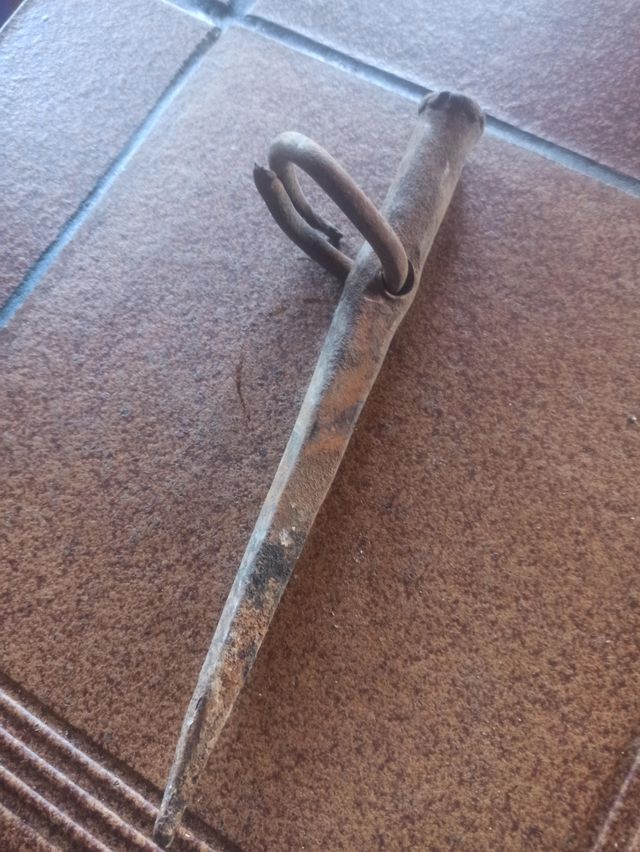 Antiguo clavo para estacar caballerias
