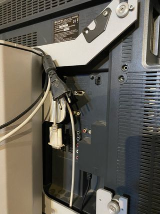 Tv con pie alto de soporte