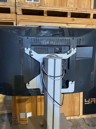 Tv con pie alto de soporte