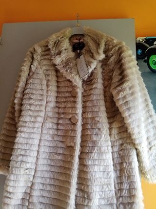 Abrigo de pelo en color beige