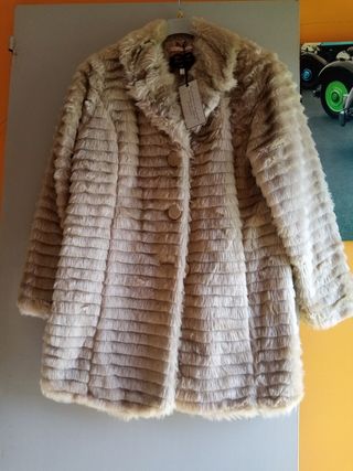 Abrigo de pelo en color beige