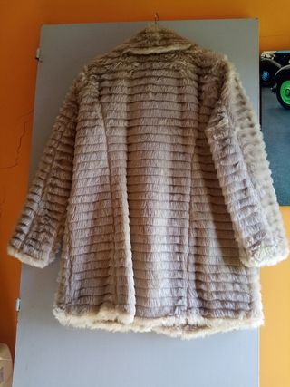 Abrigo de pelo en color beige