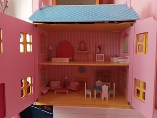 Casita de madera de juguete