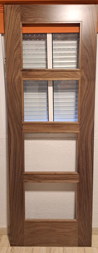 Se vende PUERTA PRIMERA CALIDAD NOGAL para vidrio.