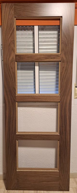 Se vende PUERTA PRIMERA CALIDAD NOGAL para vidrio.