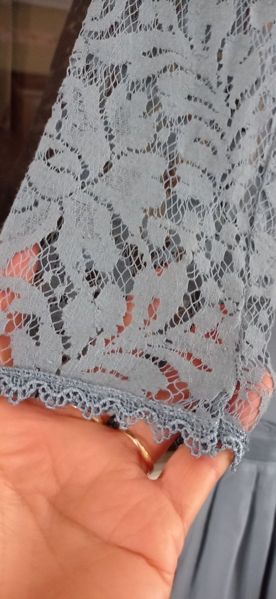 Bonito Vestido entallado con encaje 