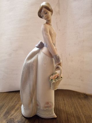 Figura de LLadro  Flores en el Jardin