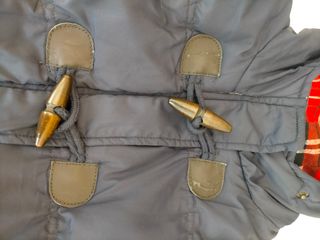 Cazadora acolchada azul marino.