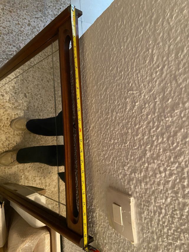 Espejo de diseño biselado con moldura de caoba