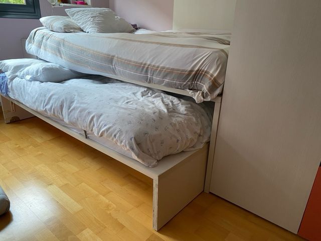 URGE. habitacion entera de 3 camas con colchones.