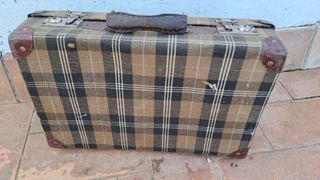 Maleta pequeña antigua forrada en tela