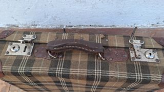 Maleta pequeña antigua forrada en tela