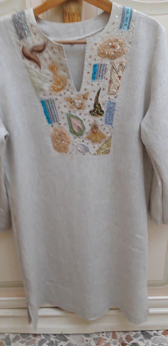 Abito maniche lunghe beige puro lino.