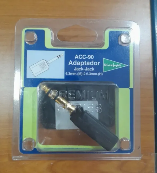 2 adaptadores audio-video, en su caja.